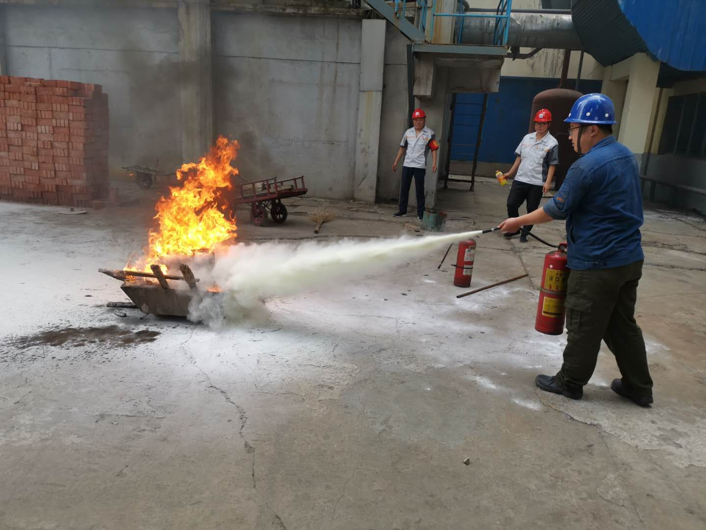 恒源热电公司开展“安全生产月” 消防应急演练活动